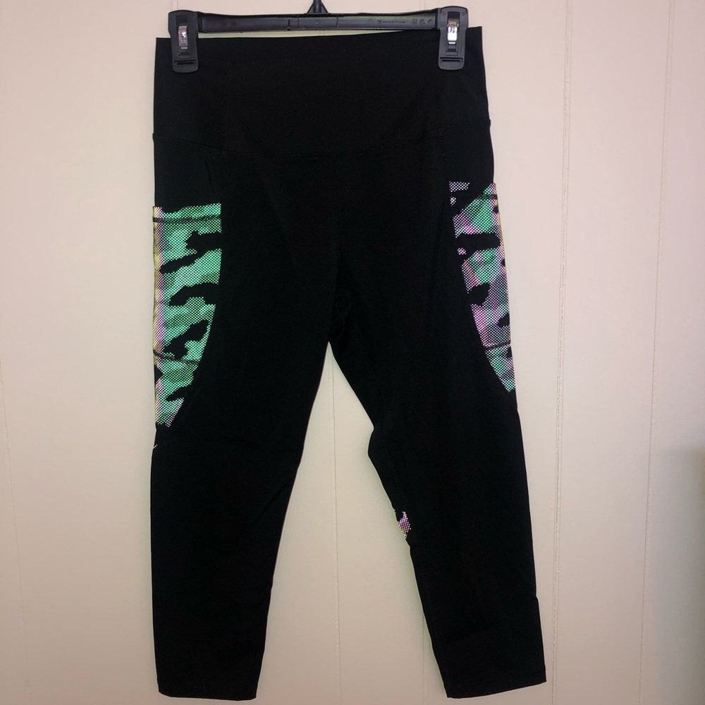 Zyia Active Black Camo reflective pocket Brilliant Capri size 12.